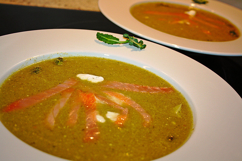 Brokkolisuppe mit Räucherlachs