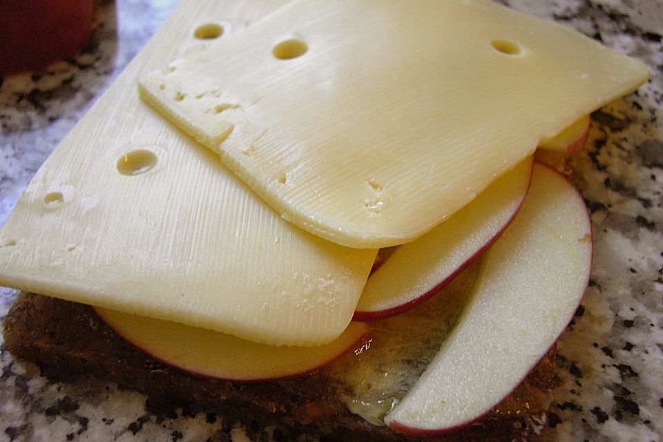 Apfel - Käse Toast, überbacken