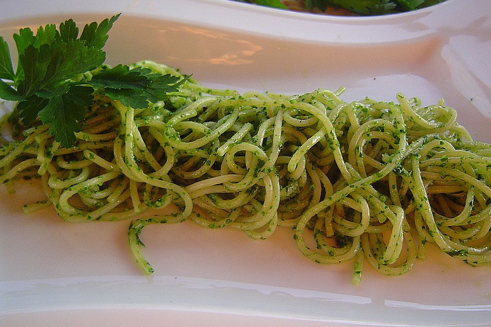 Pesto von der Blattpetersilie