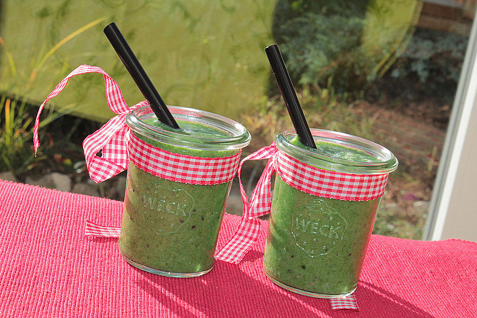 Spinat-Bananen-Kiwi-Smoothie