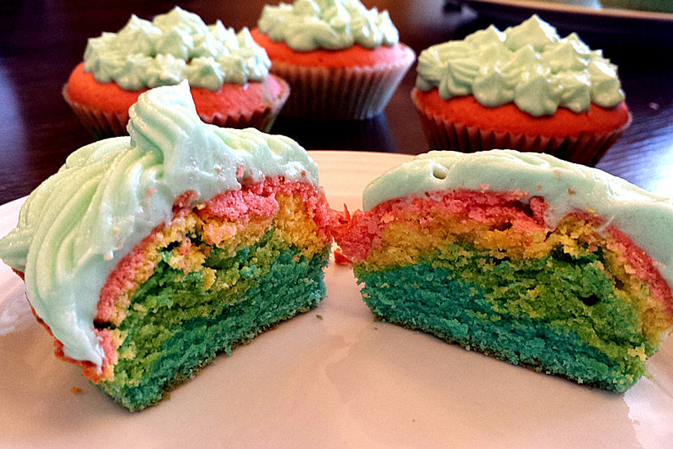 Regenbogenmuffins mit Wölkchenhaube