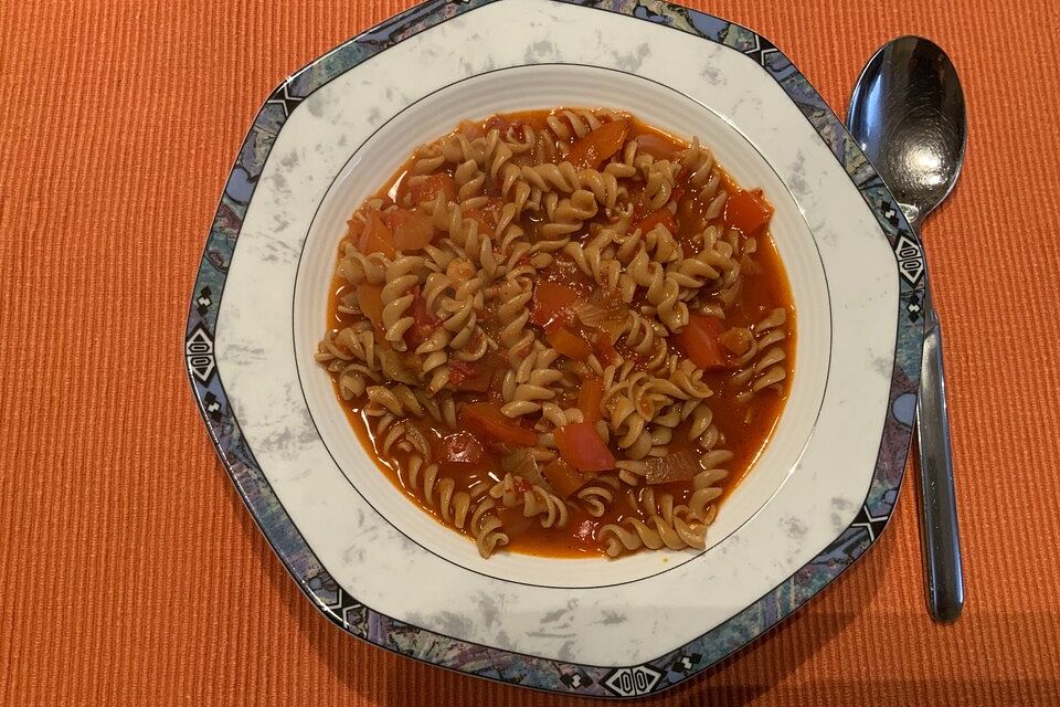 Ajvar-Vollkornnudel-Suppe