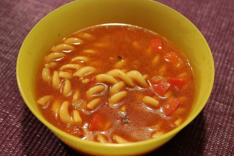 Ajvar-Vollkornnudel-Suppe