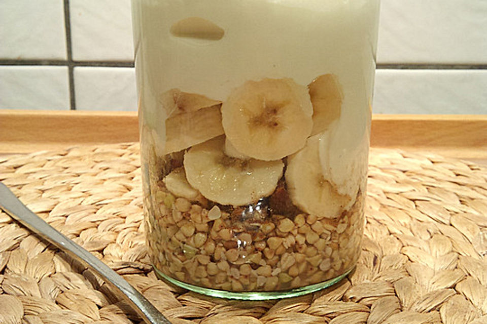 Frühstücks-Schichtjoghurt mit Buchweizensprossen