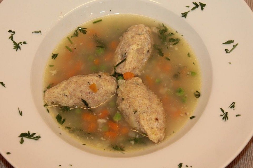 Gemüsesuppe mit Grießklößchen