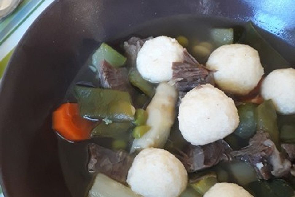 Gemüsesuppe mit Grießklößchen