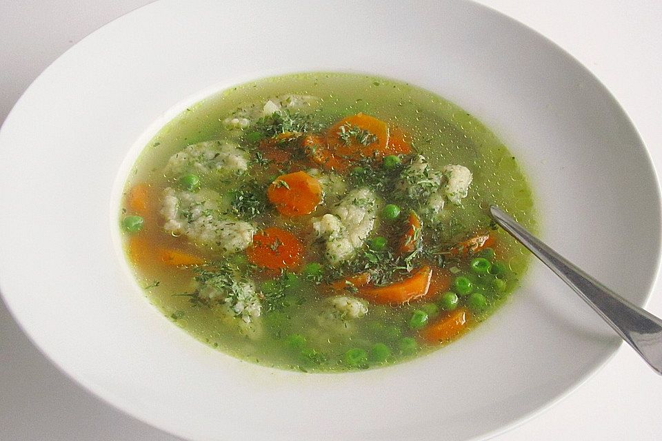 Gemüsesuppe mit Grießklößchen