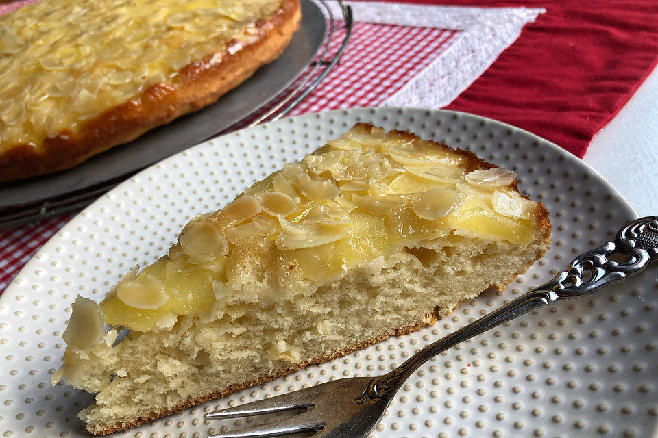 Verkehrter Apfelkuchen mit Hefeteigboden