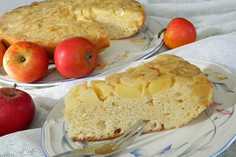 Verkehrter Apfelkuchen mit Hefeteigboden