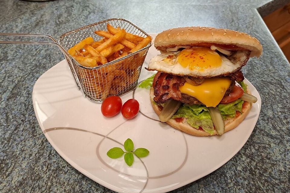 Bacon-Burger mit Spiegelei