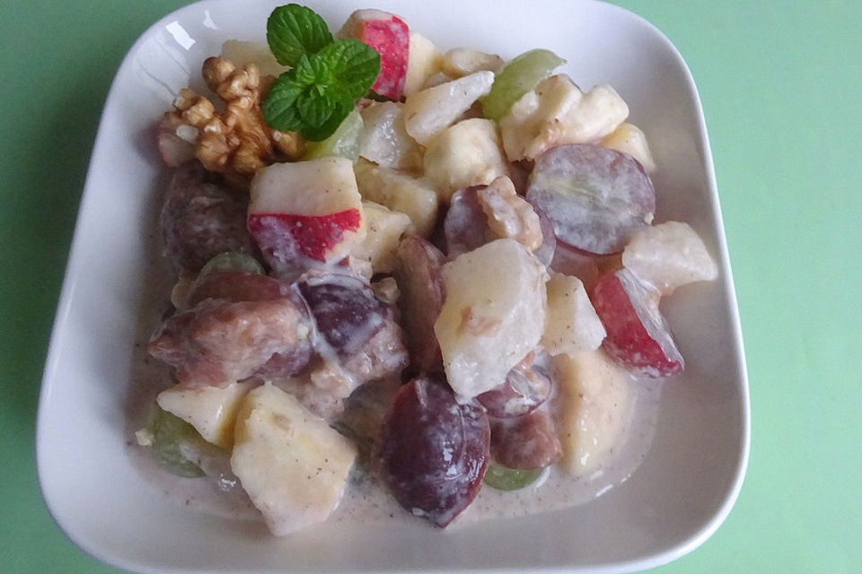 Obstsalat mit Joghurtsahne