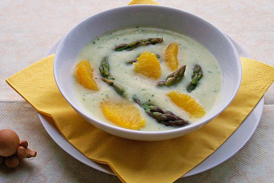 Grüne Spargelcremesuppe mit Orangenfilets