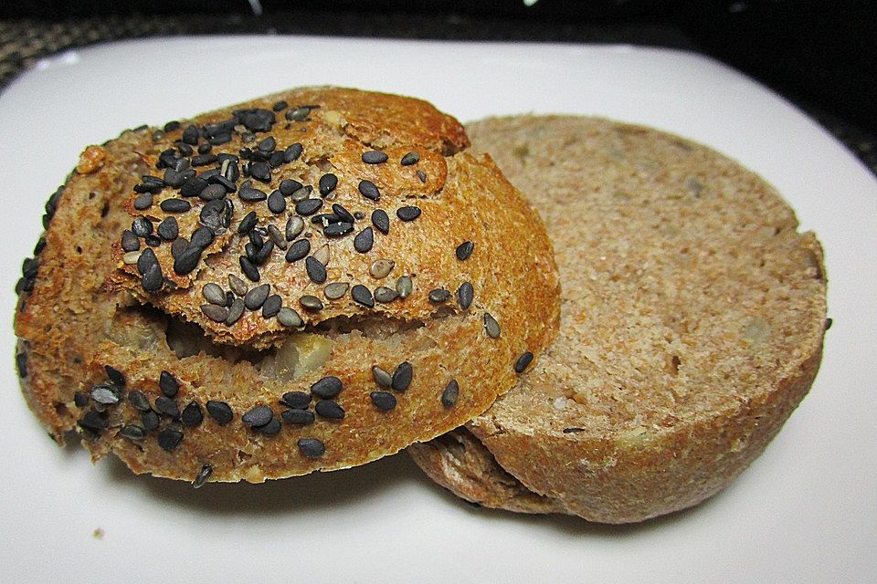 Herzhafte Schwarzbierbrötchen