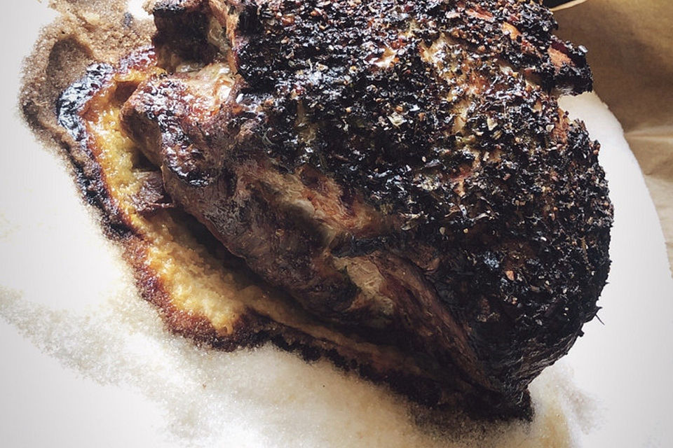 Schweinebraten im Salzbett