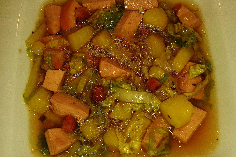 Fleischwurst-Chinakohlsuppe