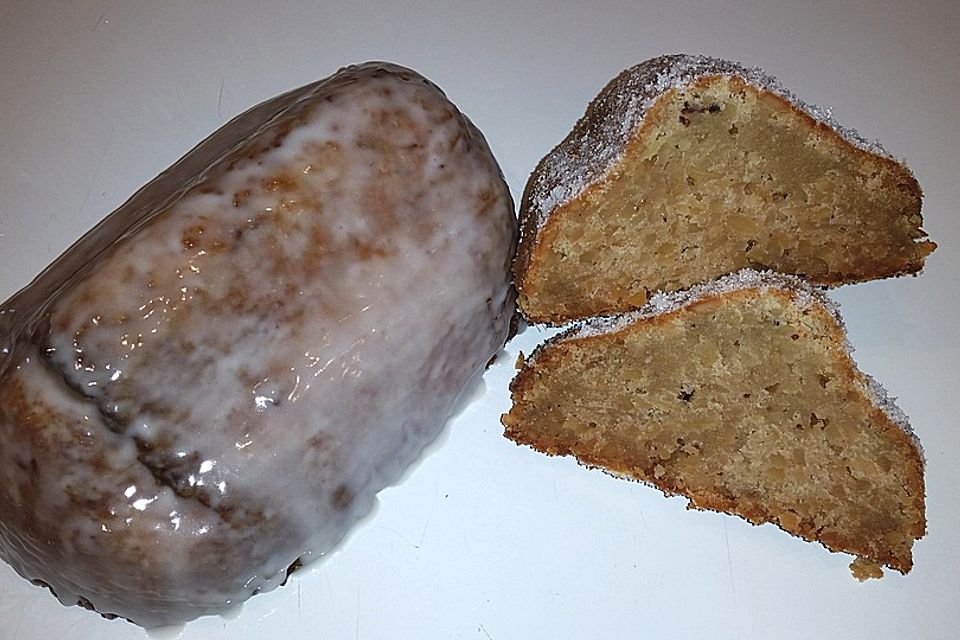 Mandelstollen mit Fondantglasur