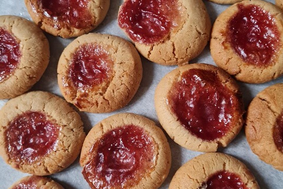 Erdnussbutterplätzchen mit Himbeermarmelade