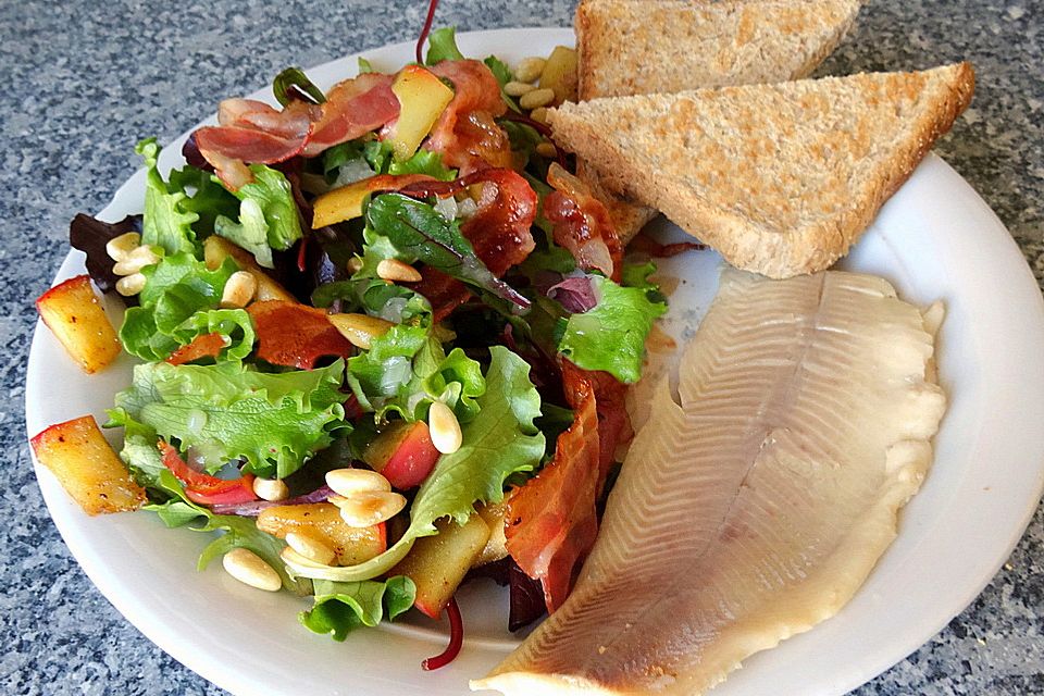 Salatvariation mit geräucherter Forelle