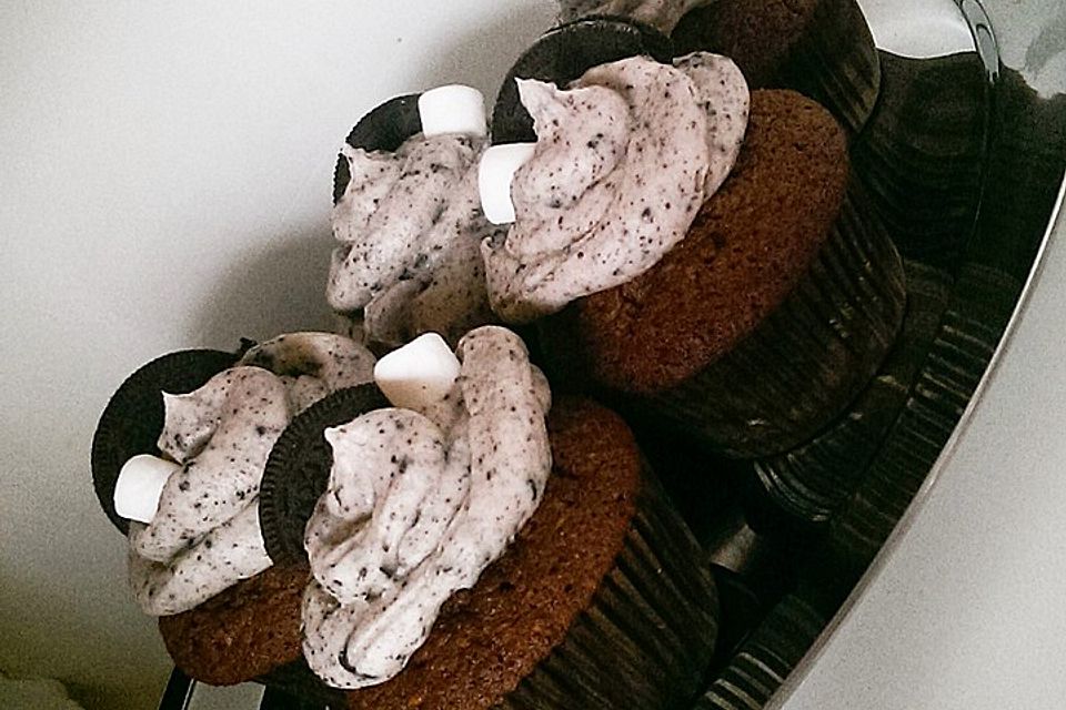 Oreo-Coconut-Marshmallow-Cupcakes