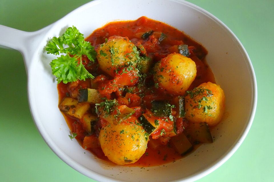 Zucchinipfanne mit Semmelknödel