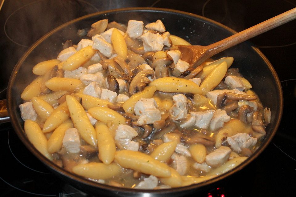 Schnelle Schupfnudel-Champignon-Pfanne