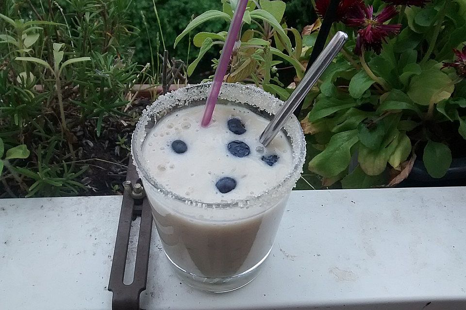 Bananenshake mit Blaubeeren