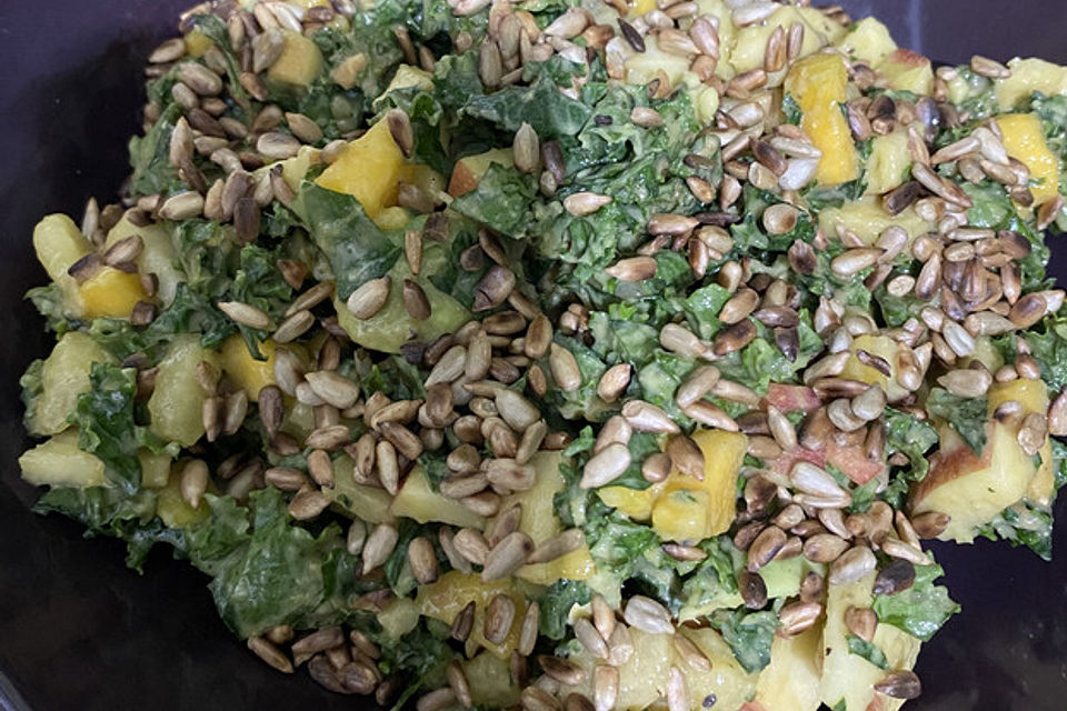 Grünkohlsalat mit Erdnussdressing