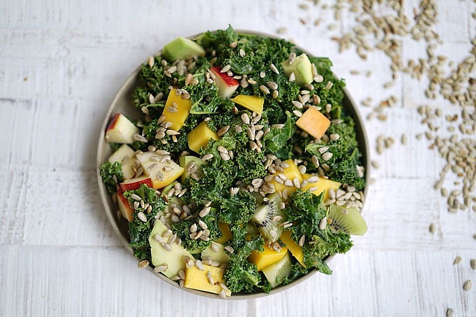 Grünkohlsalat mit Erdnussdressing