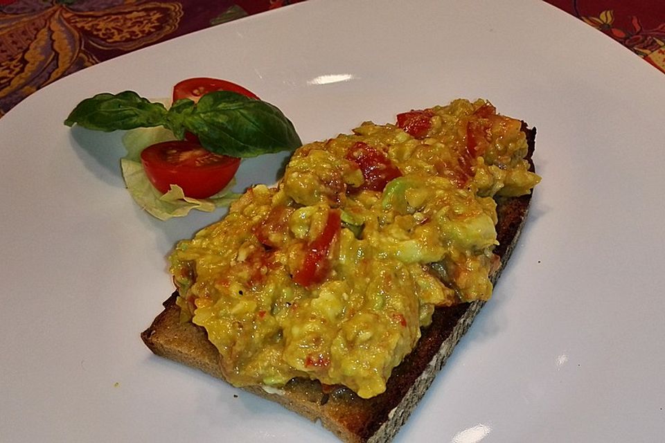 Avocado Brotaufstrich mit Ajvar