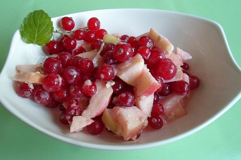 Apfelsalat mit Johannisbeeren