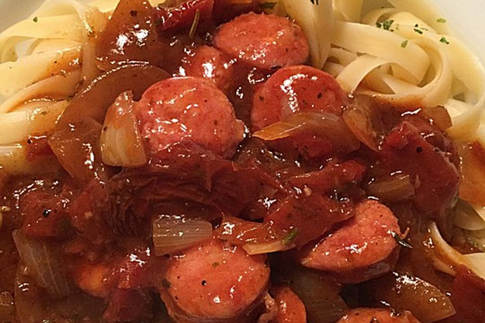 Nudeln mit Bratwurst-Tomatensauce