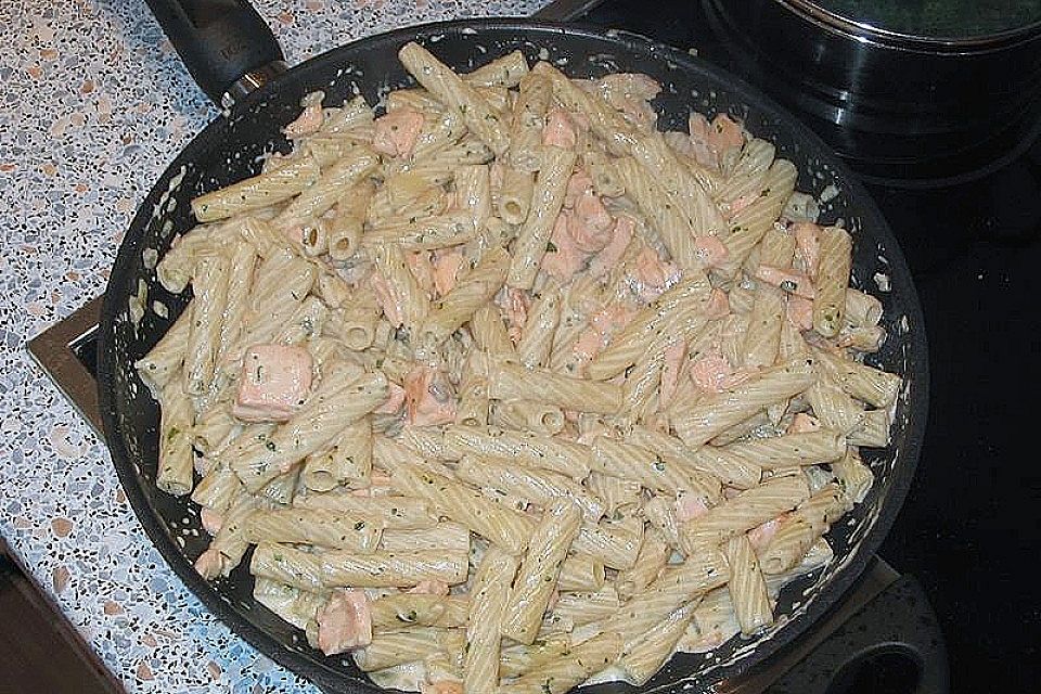 Penne mit cremiger Lachssauce