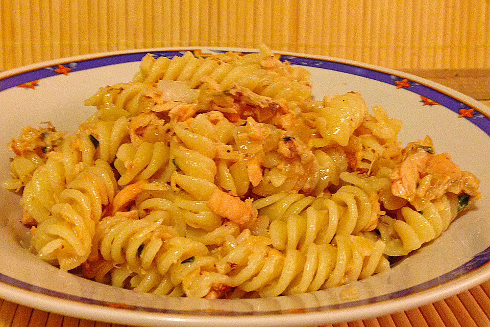 Penne mit cremiger Lachssauce