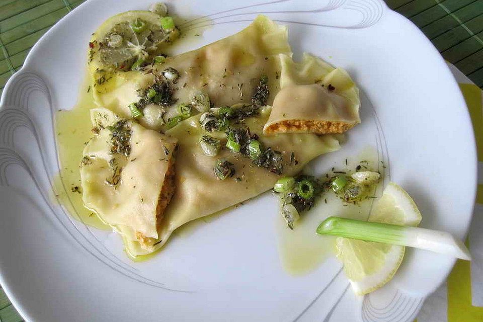 Ravioli mit Tomatenfüllung