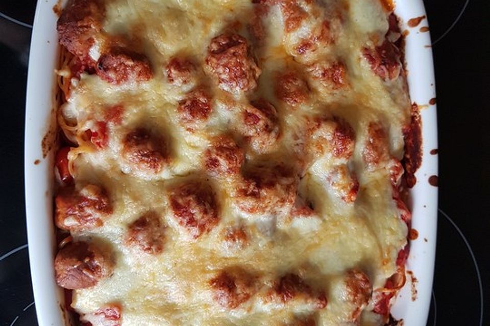 Spaghetti-Auflauf mit Fleischbällchen