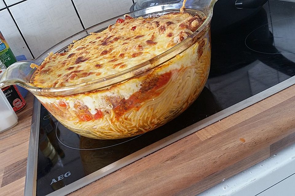 Spaghetti-Auflauf mit Fleischbällchen