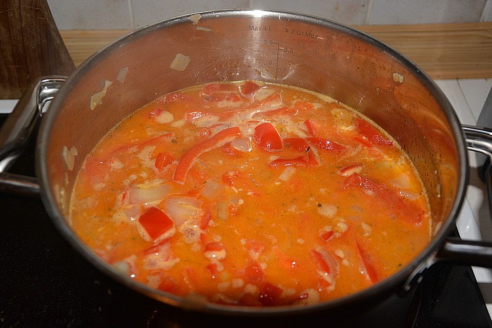 Paprikacremesuppe mit Tabasco