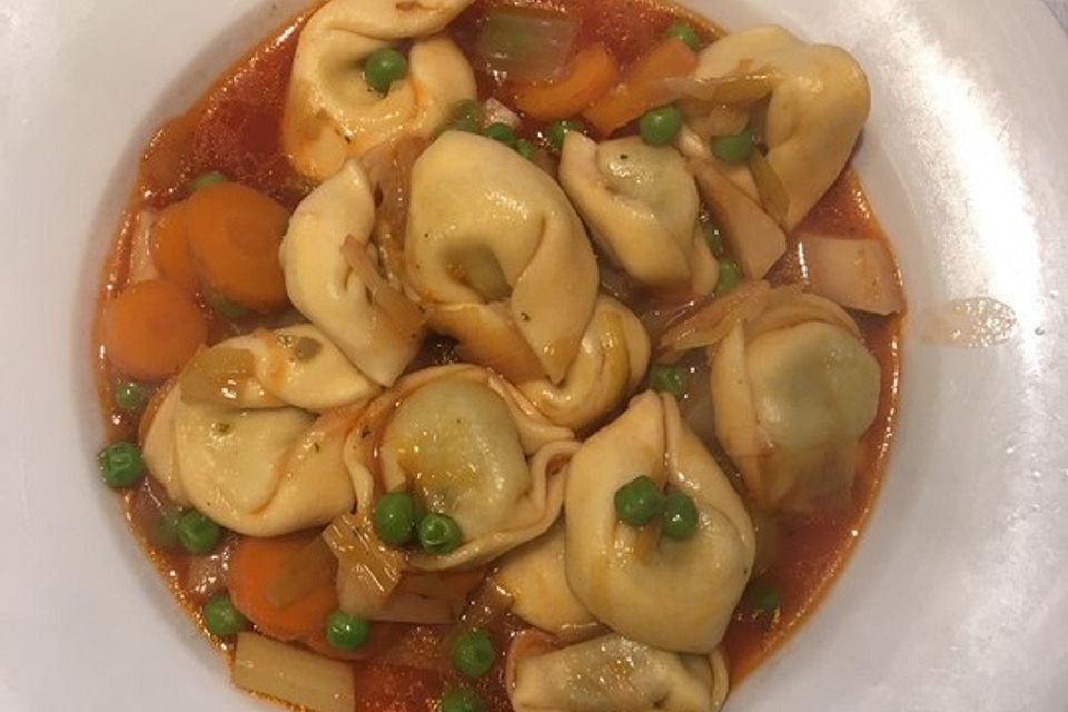 Vegetarischer Tortellini-Eintopf