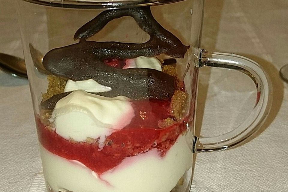 Käsekuchen-Weihnachtsdessert im Glas