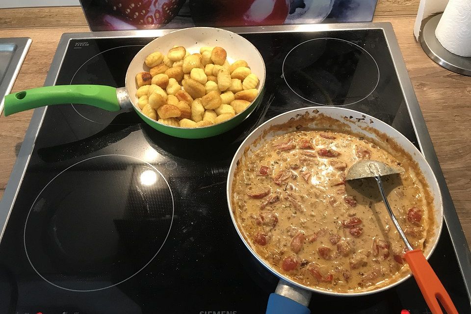 Sahnesoße mit Cocktailtomaten