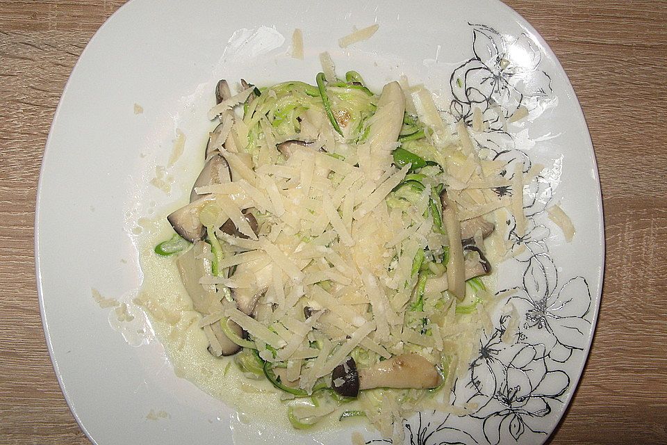 Kräuterseitlinge mit Zucchini-Spaghetti