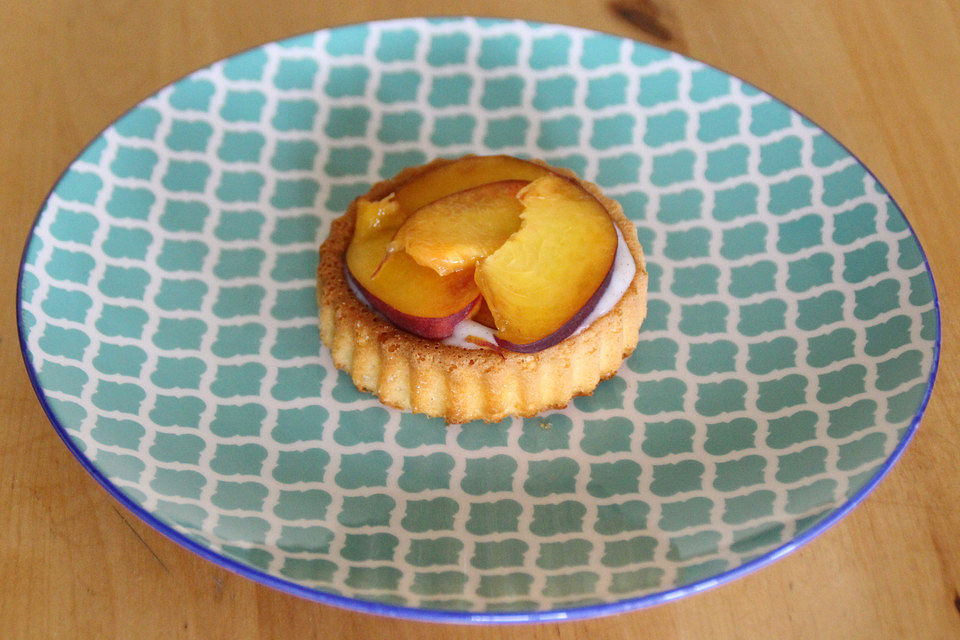 Kleine Tartelettes mit Pfirsichrosen