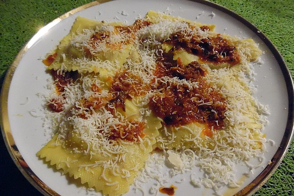 Ravioli mit selbstgemachter Tomatensauce