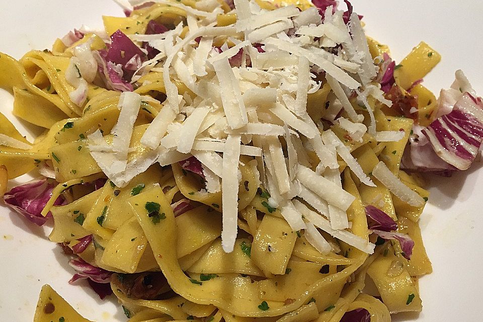 Safran-Pasta mit Radicchio