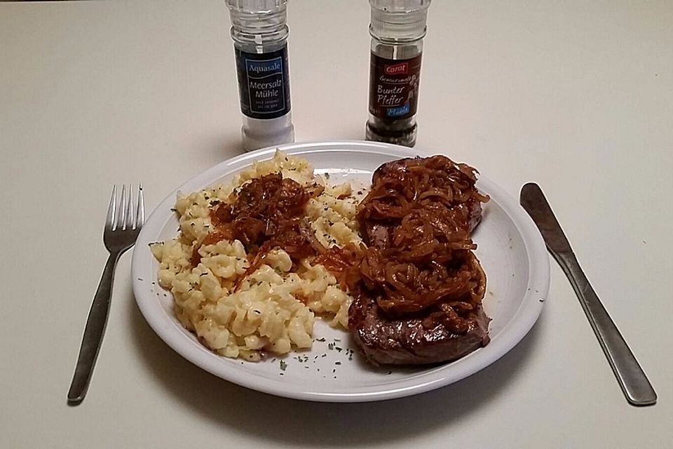 Zwiebelrostbraten mit Käsespätzle