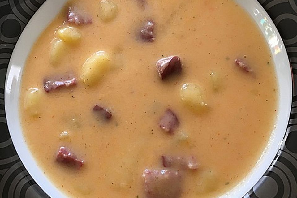 Bosnische Kartoffelsuppe mit Sužuk