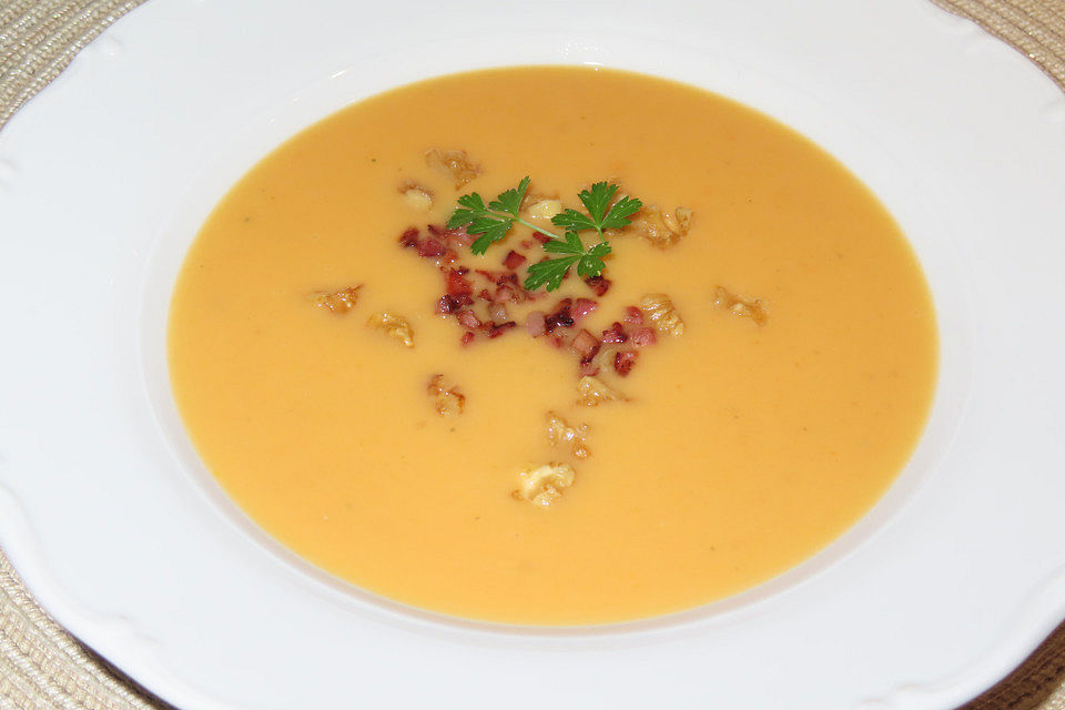 Süßkartoffelsuppe mit karamellisierten Walnüssen