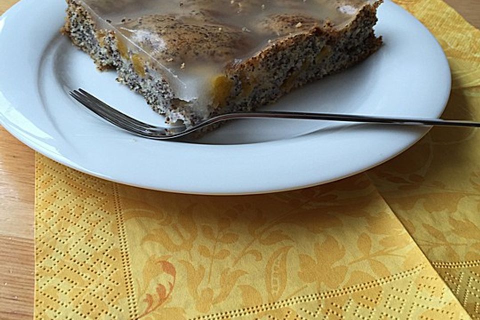 Mohnkuchen mit Pfirsich