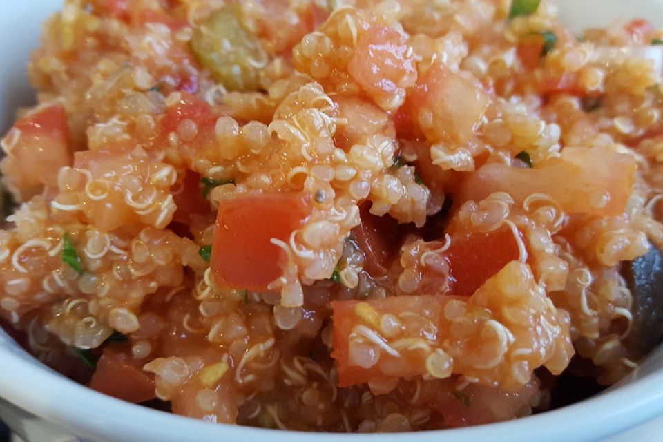 Pikanter Quinoasalat mit Tomate