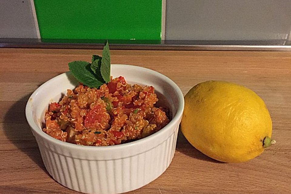 Pikanter Quinoasalat mit Tomate